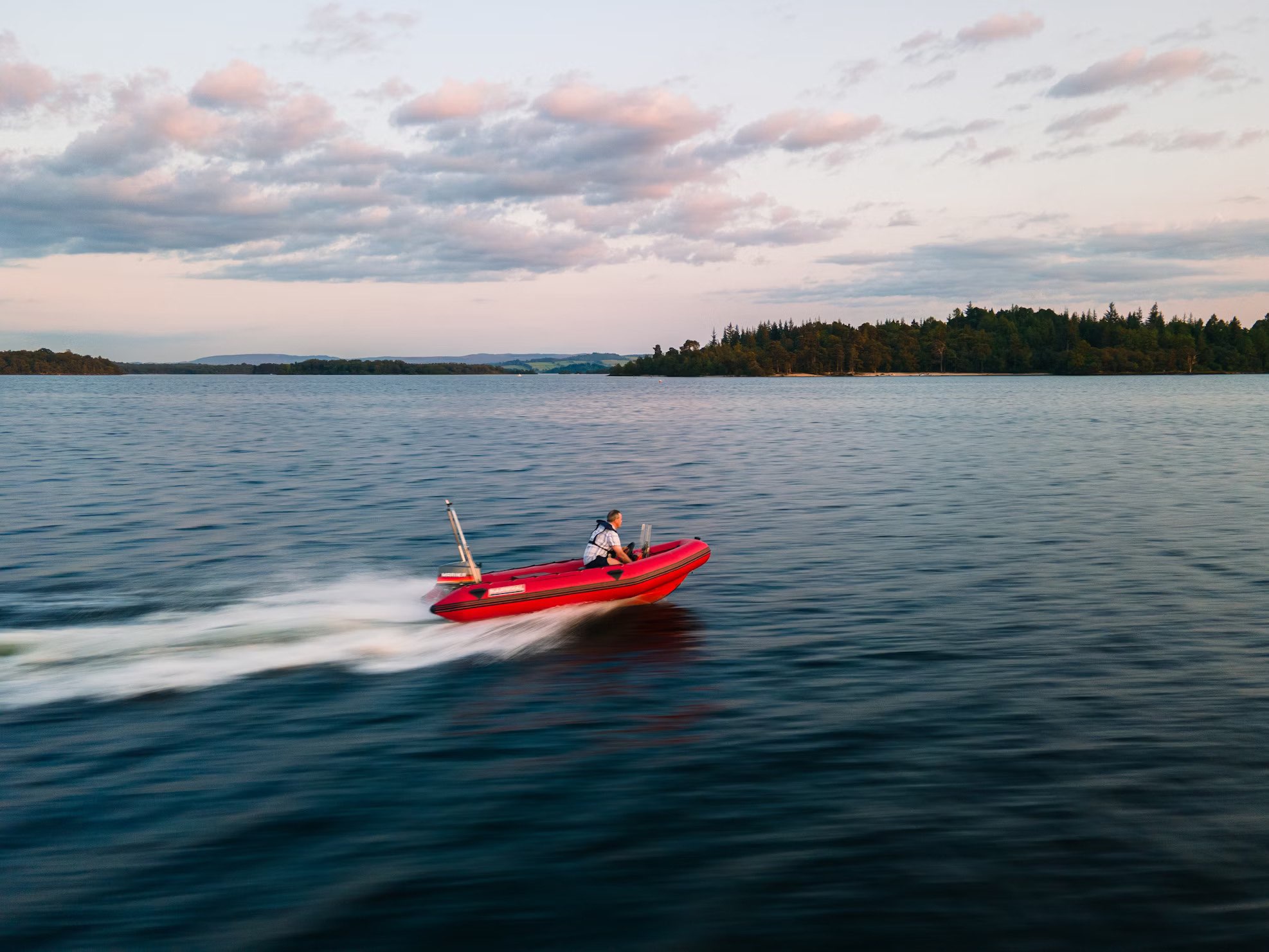 Photo powerboat at speed on the loch